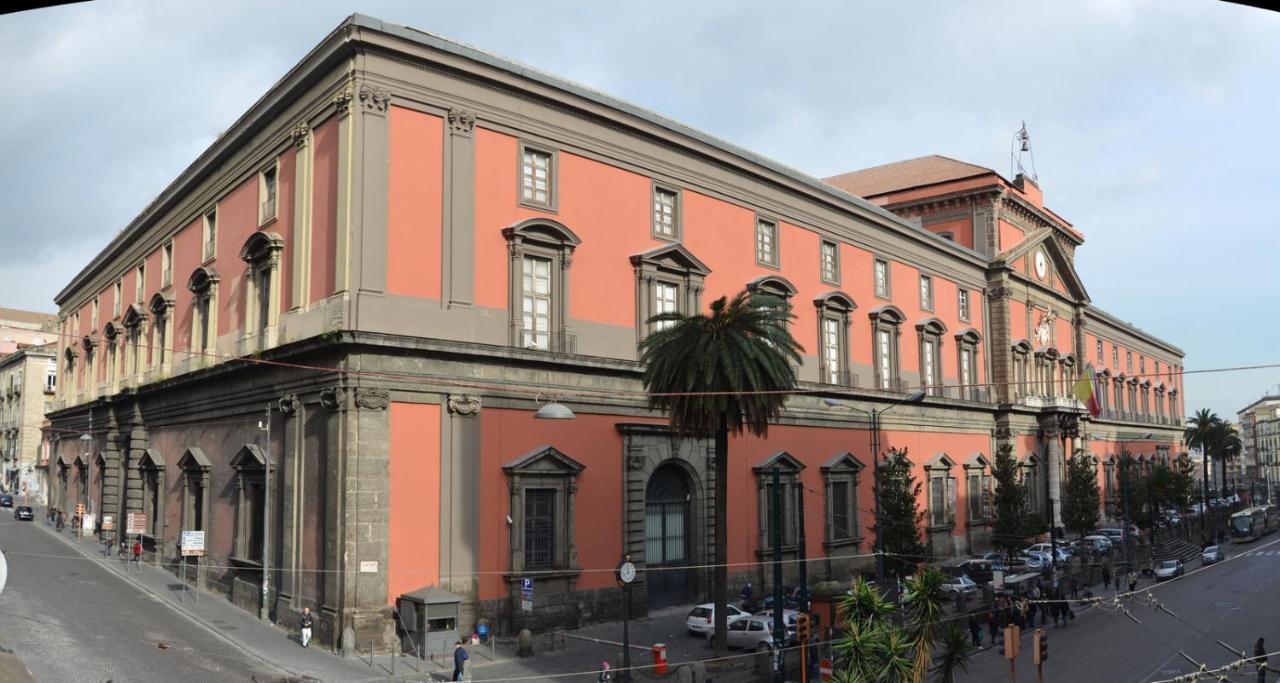 مبيت وإفطار نابولي A Due Passi Dal Museo المظهر الخارجي الصورة